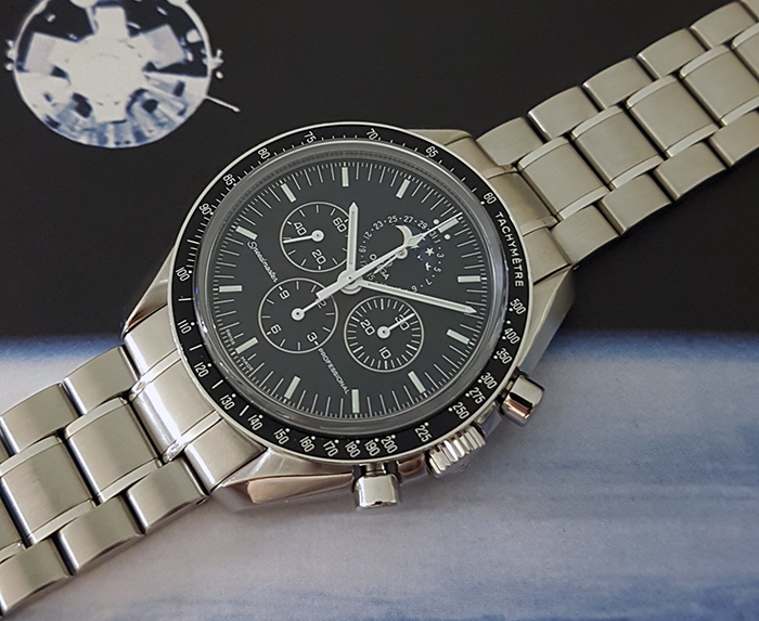 Omega speedmaster hotsell moonwatch moonphase chronograph